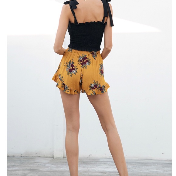 🌀S & L left 🌀 Fun & flirty floral shorts - Picture 3 of 7